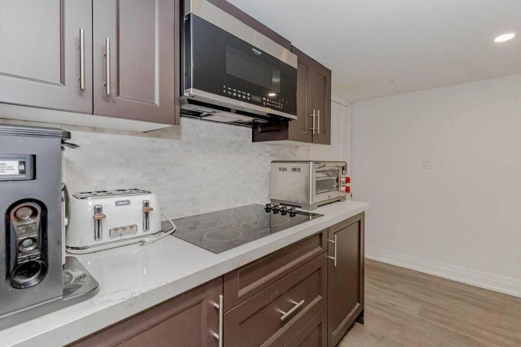 Luxury Basement Apartment In Оквилль Экстерьер фото